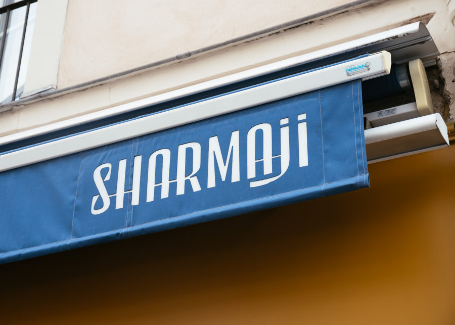 Enseigne Sharmaji sur le store-banne